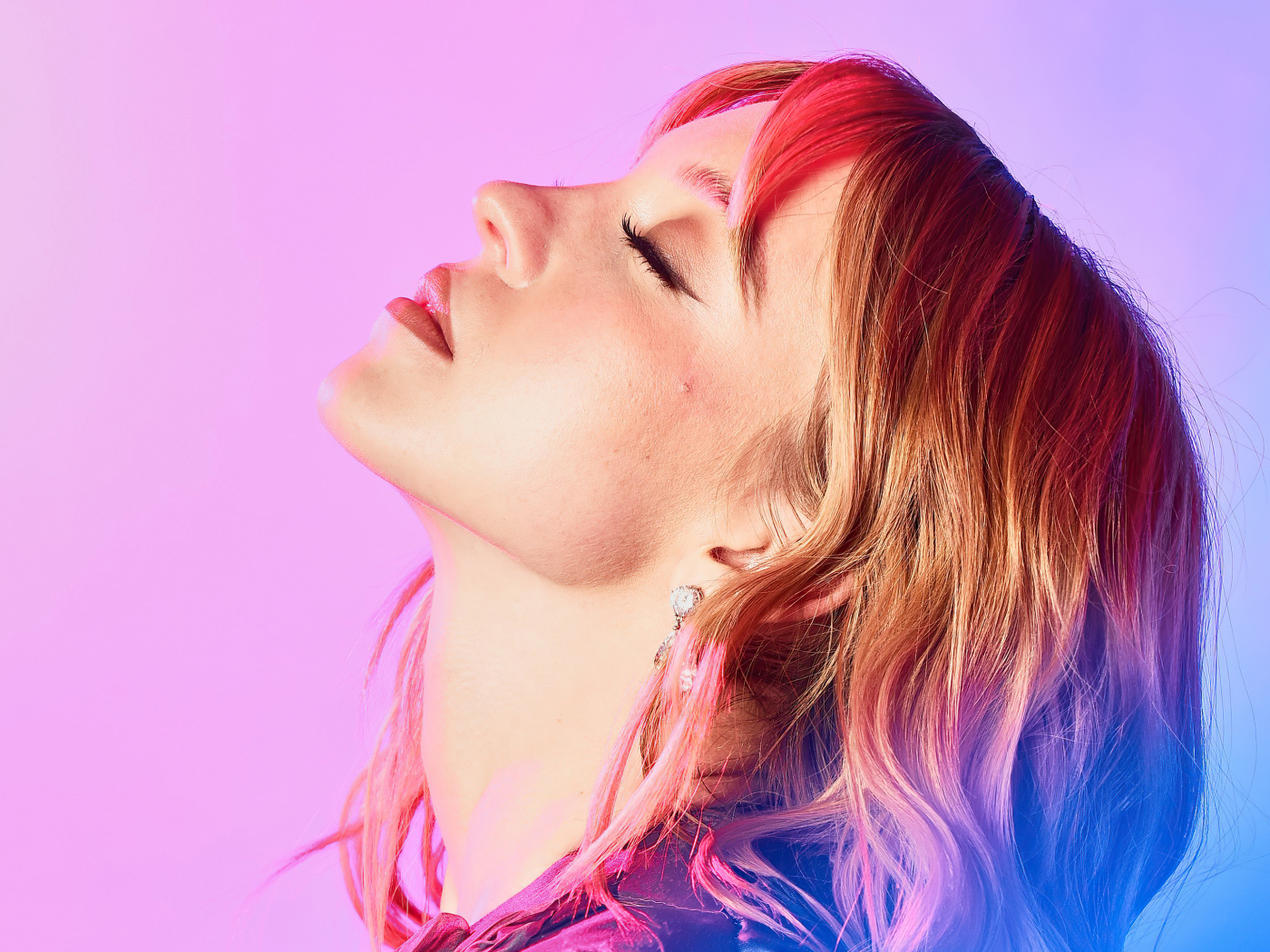 Девушка с закрытыми глазами актриса Сидни Суини