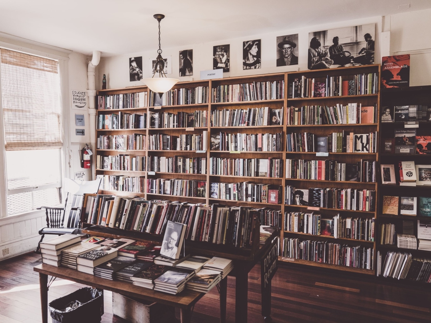 Большой шкаф с книгами в гостиной комнате