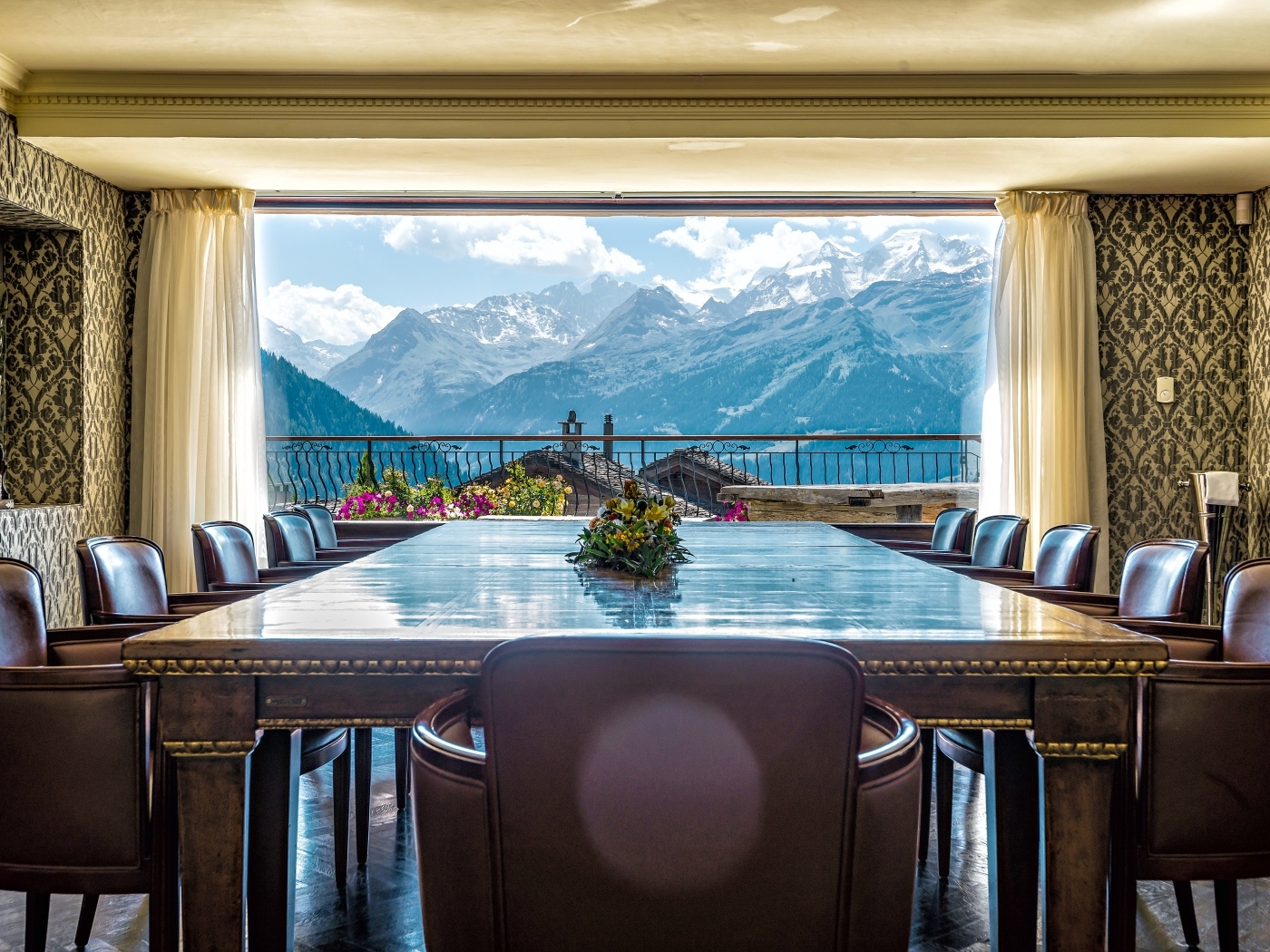 Большой стол и стулья в гостиной с красивым видом из окна