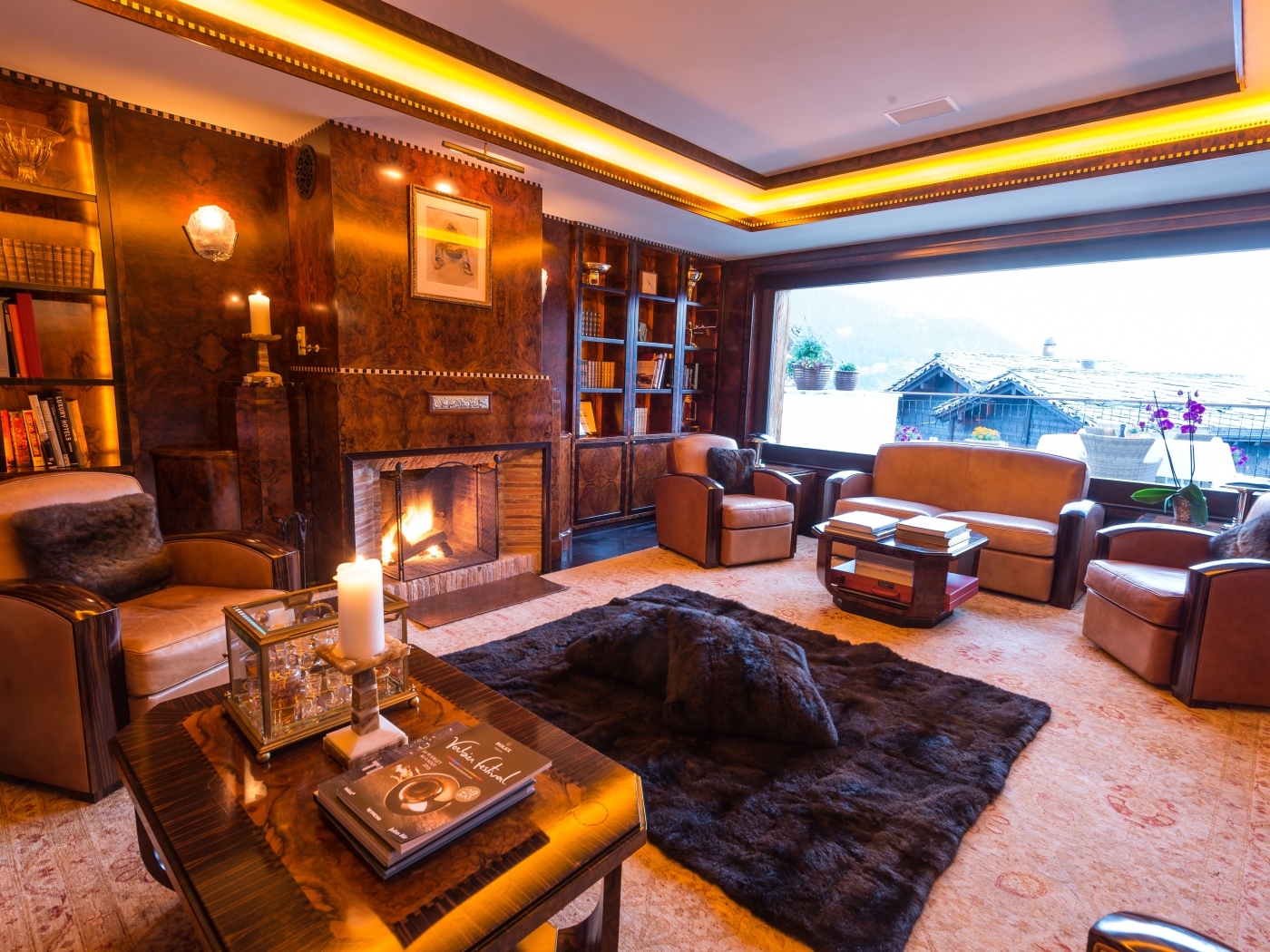 Большое окно в гостиной комнате с камином