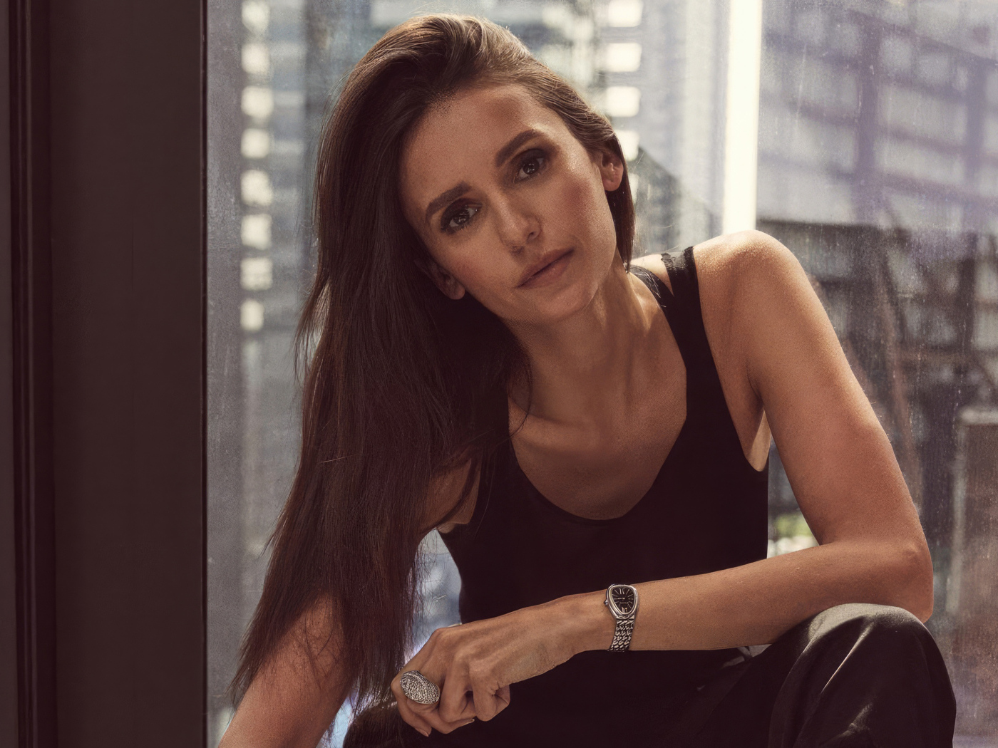 Длинноволосая канадская актриса Нина Добрев