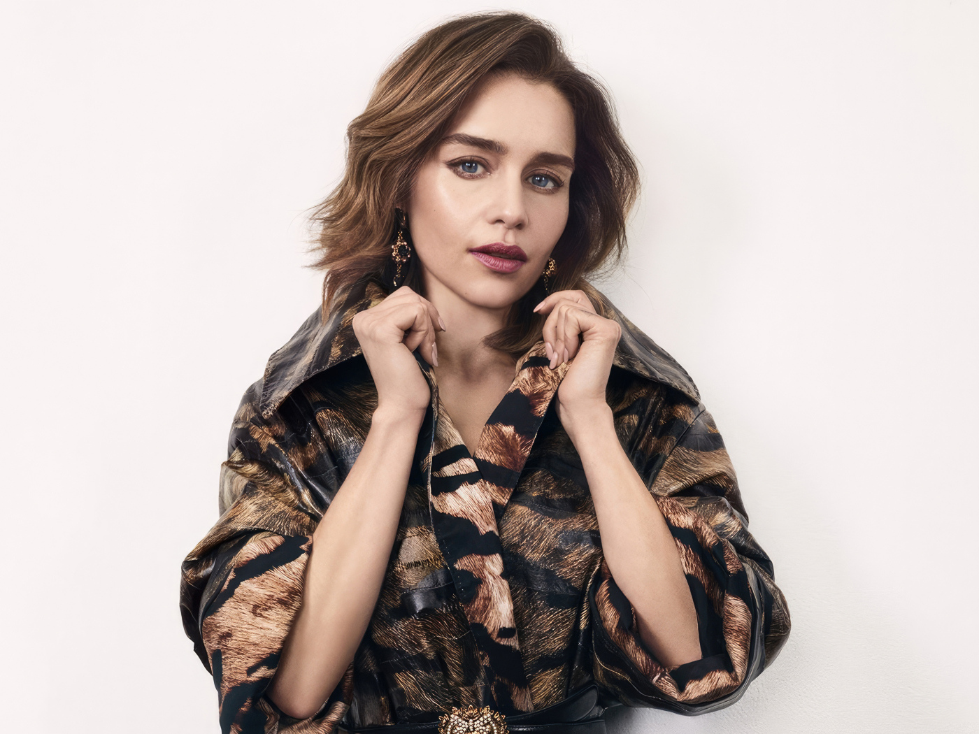 Популярная британская актриса Эмилия Кларк на сером фоне