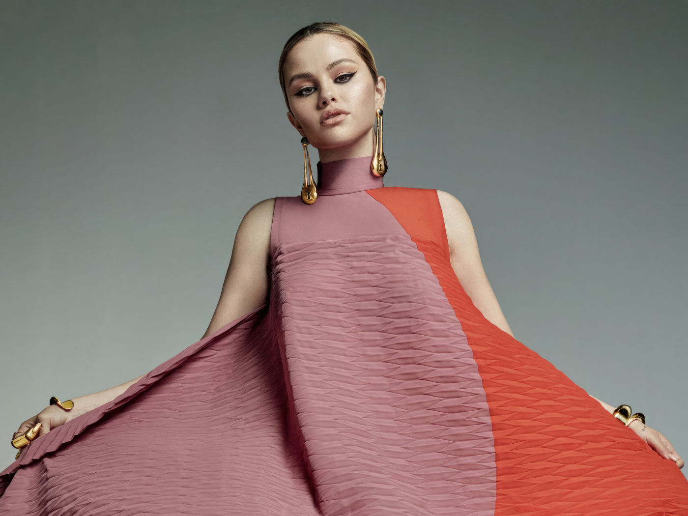 Популярная девушка Селена Гомес в платье на сером фоне