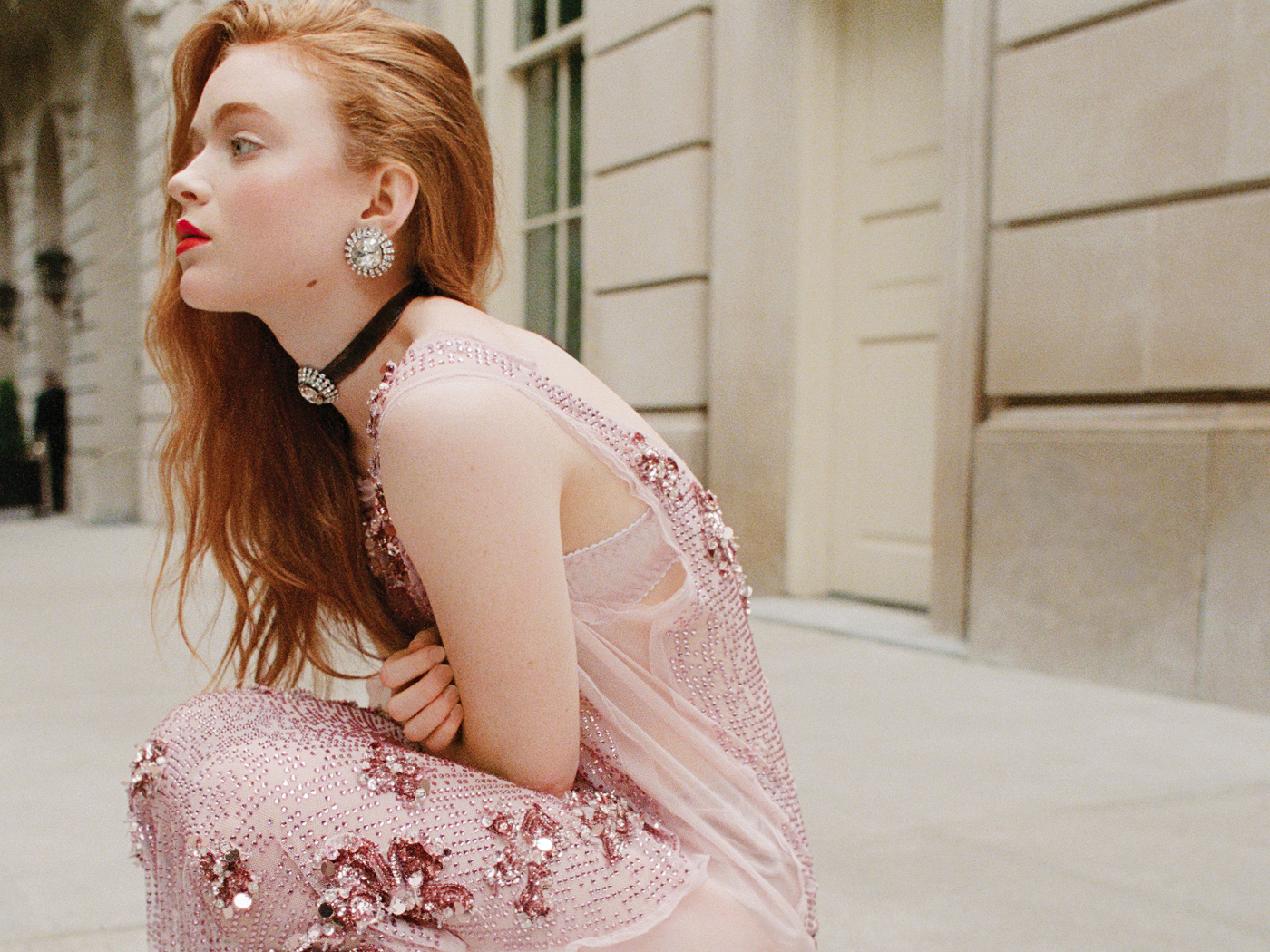 Рыжеволосая Сэди Синк в розовом платье