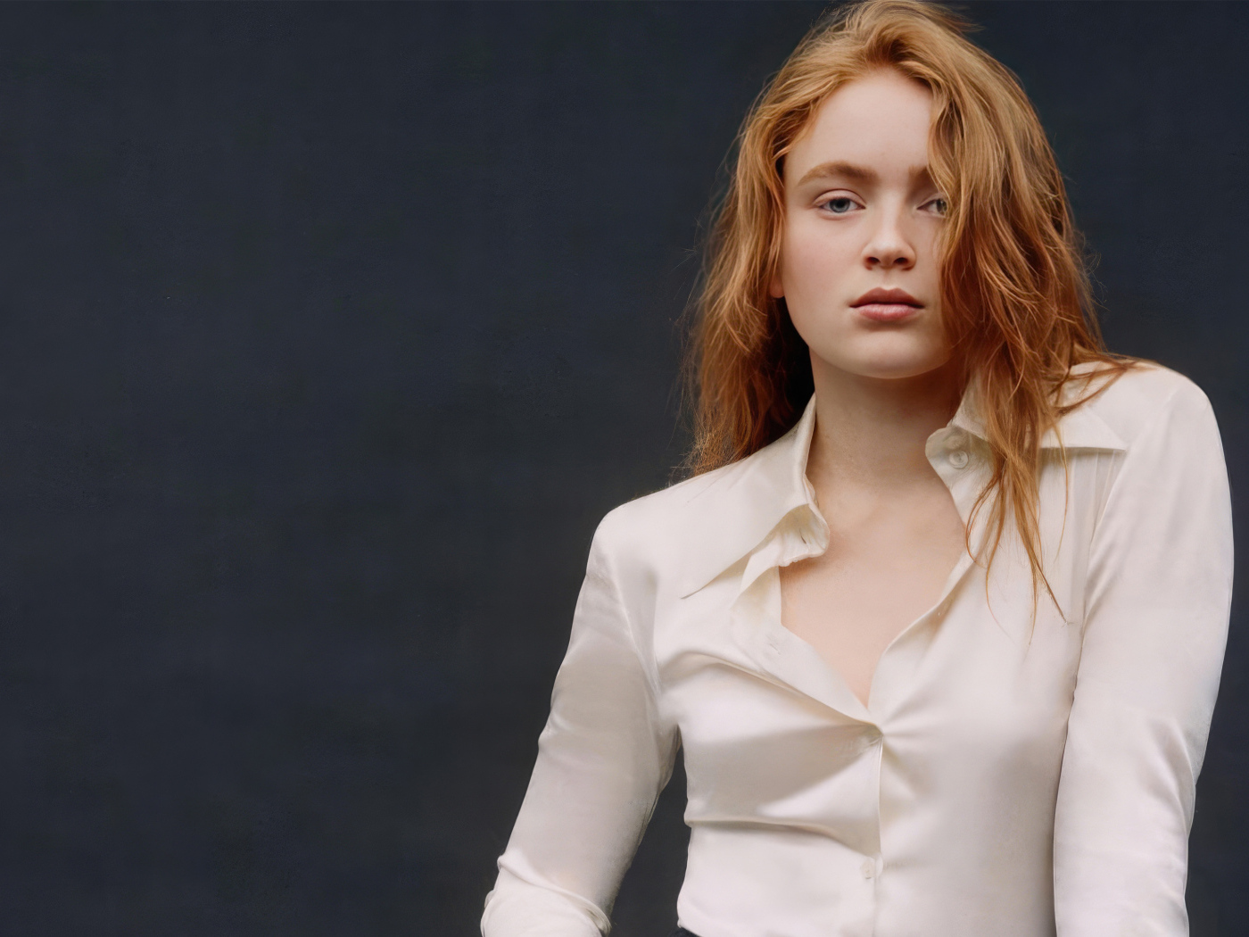 Рыжеволосая Сэди Синк  в белой блузке