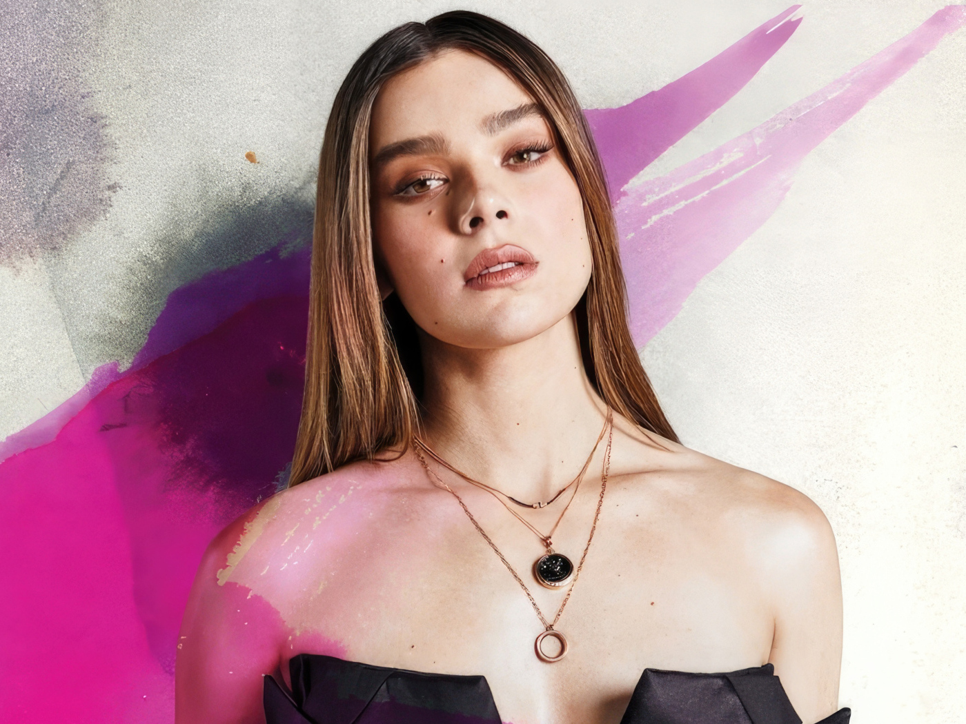 Романтическая актриса Хейли Стайнфелд на фоне стены