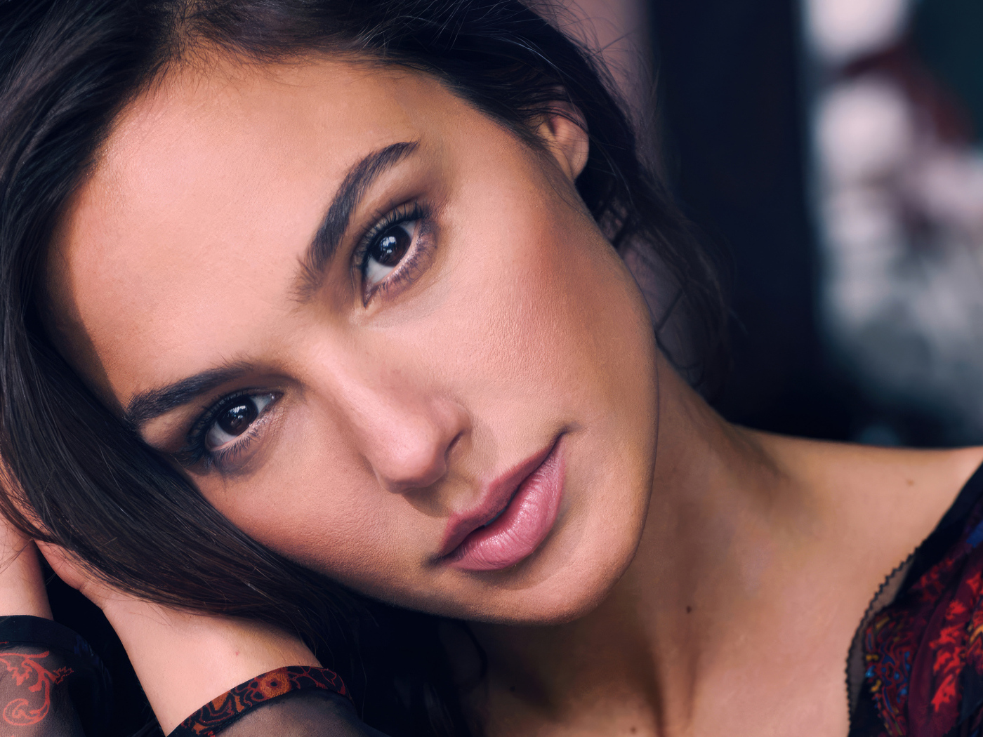 Грустная кареглазая девушка актриса Галь Гадот