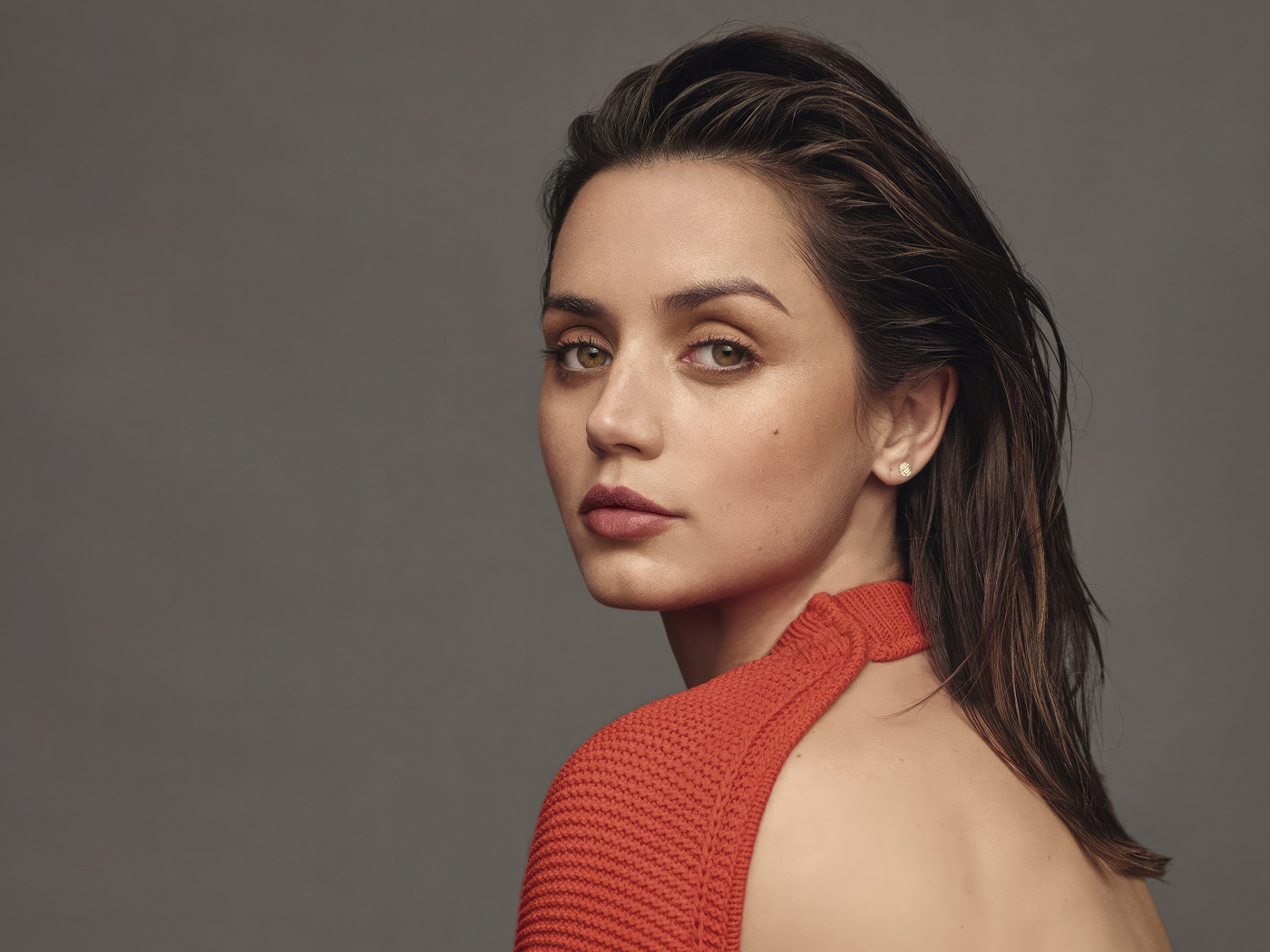 Грустный взгляд актрисы Ана де Армас на сером фоне