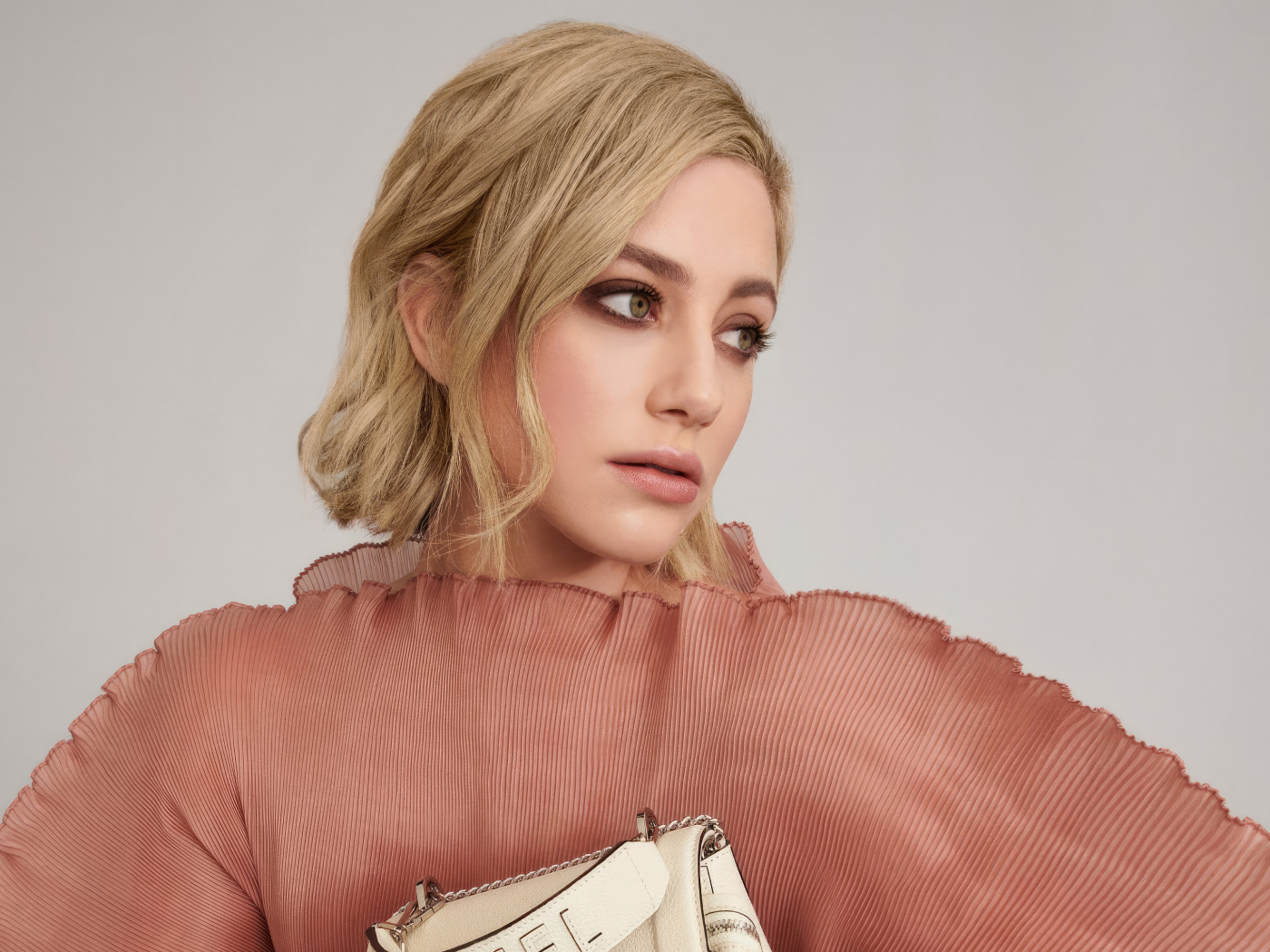 Грустный взгляд актрисы Лили Рейнхарт на сером фоне