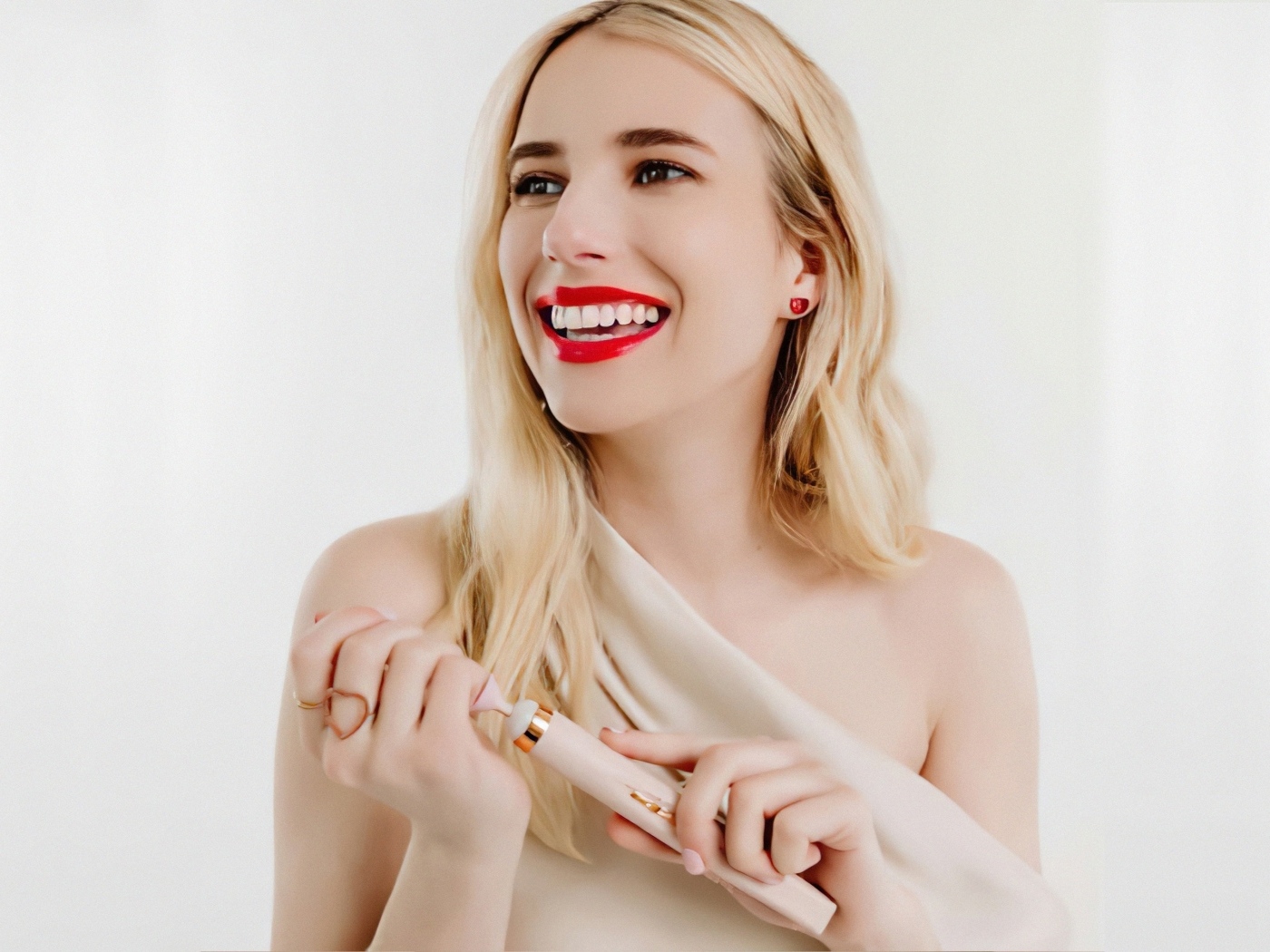 Улыбающаяся девушка актриса Эмма Робертс