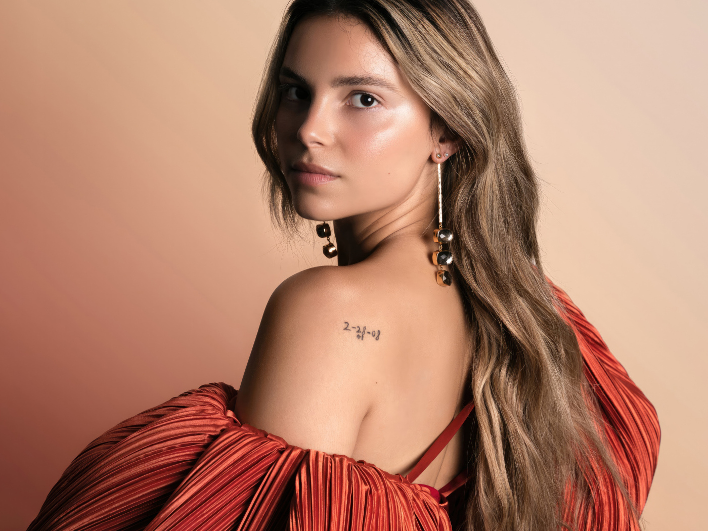 Стильная девушка актриса Инде Наварретт на розовом фоне