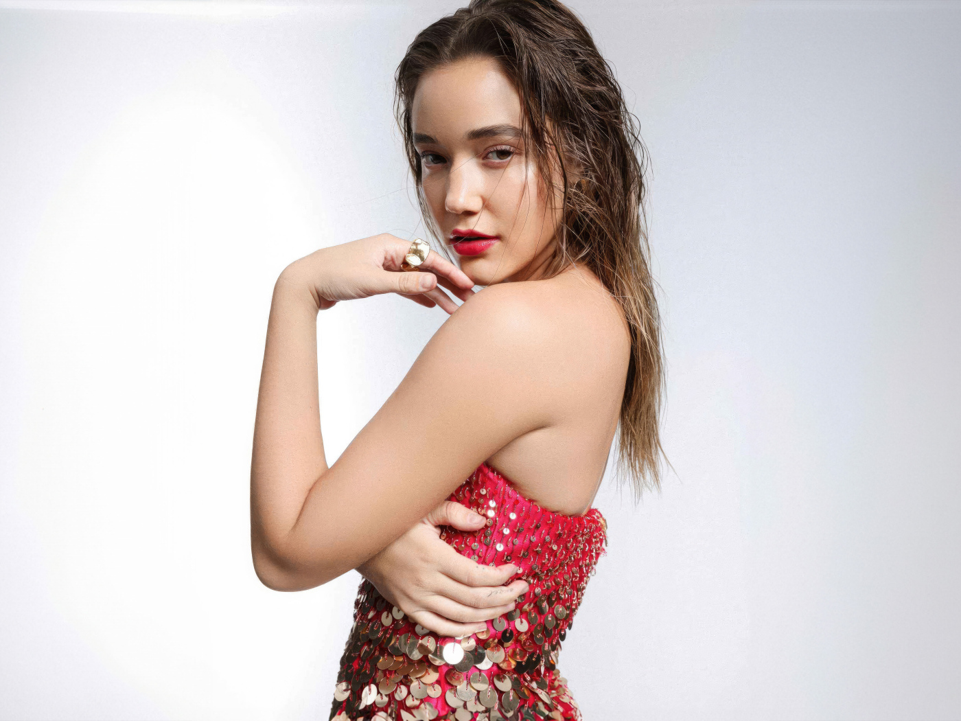 Нежная настоящая девушка Оливия Понтон на сером фоне