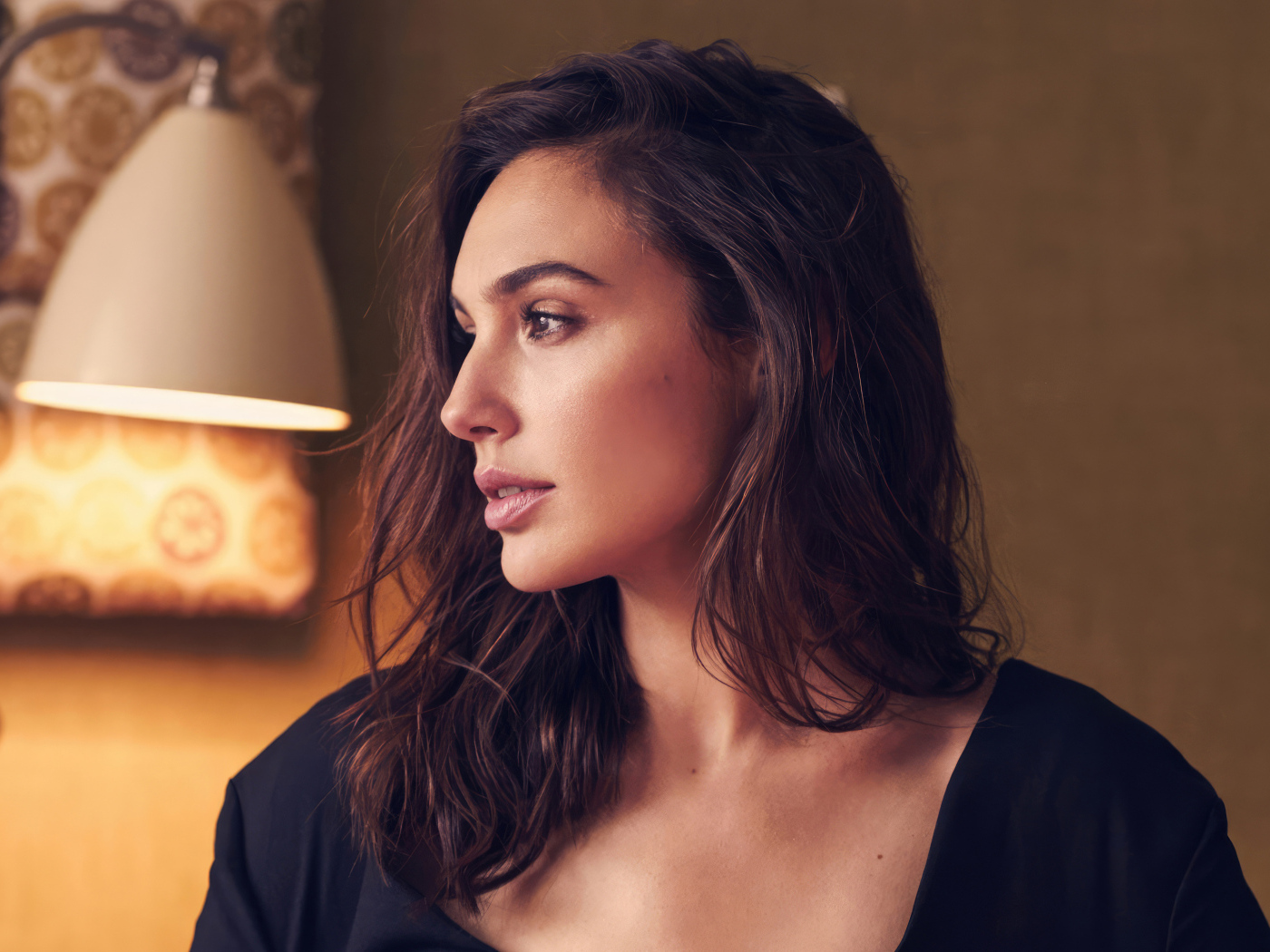 Задумчивый взгляд актрисы Галь Гадот