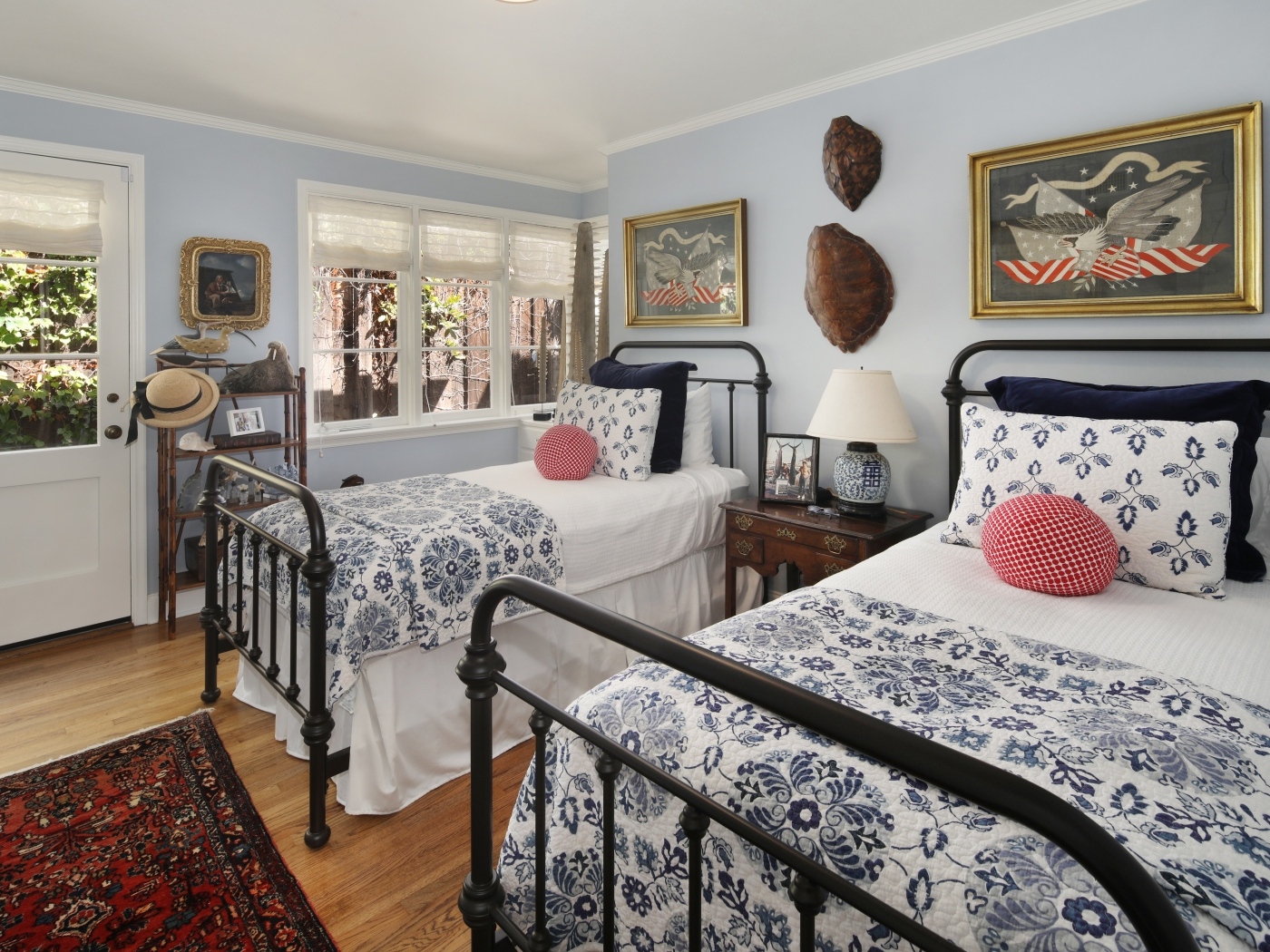 Две высокие кровати в спальной комнате