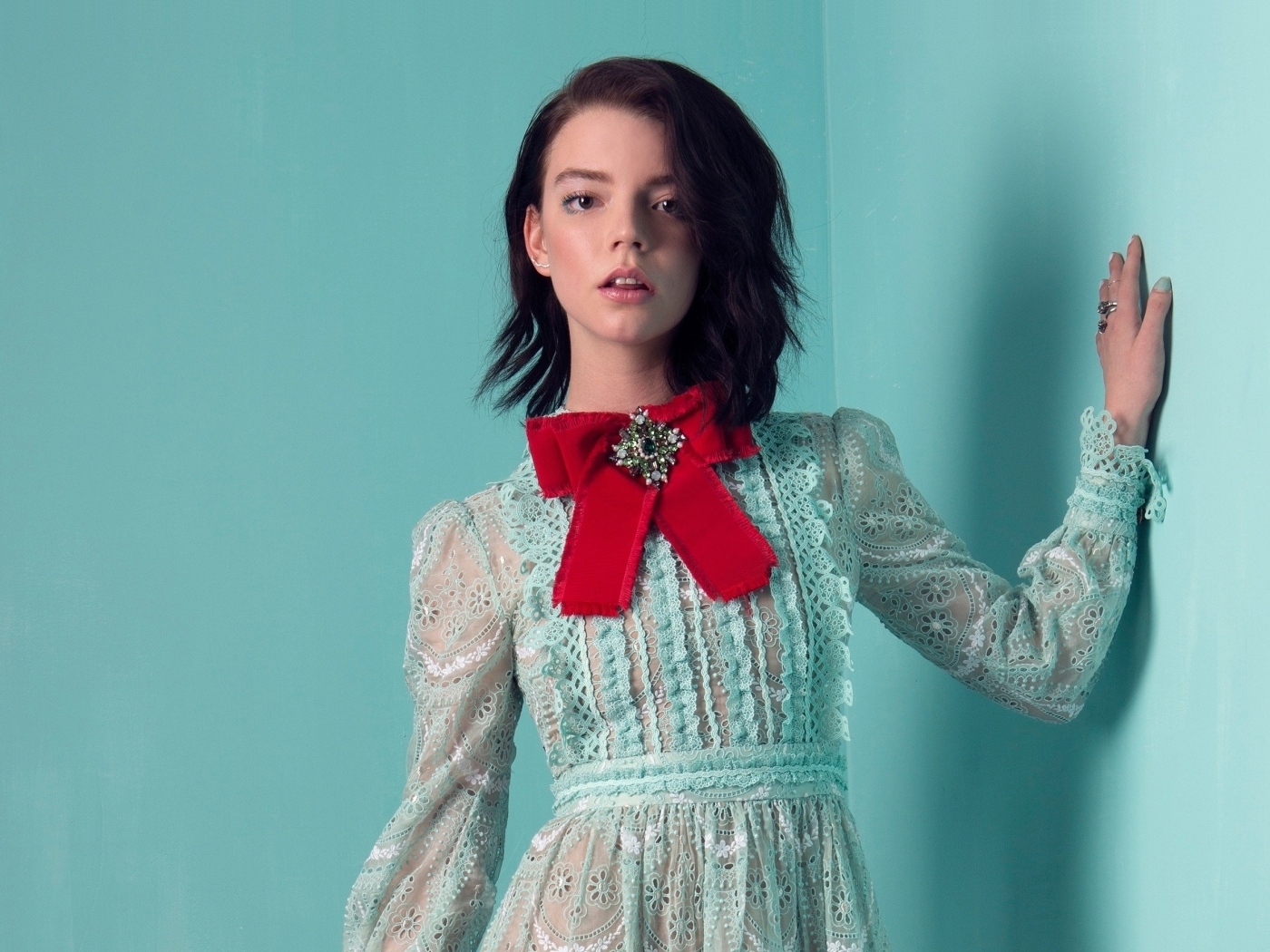 Молодая актриса Аня Тейлор-Джой на голубом фоне