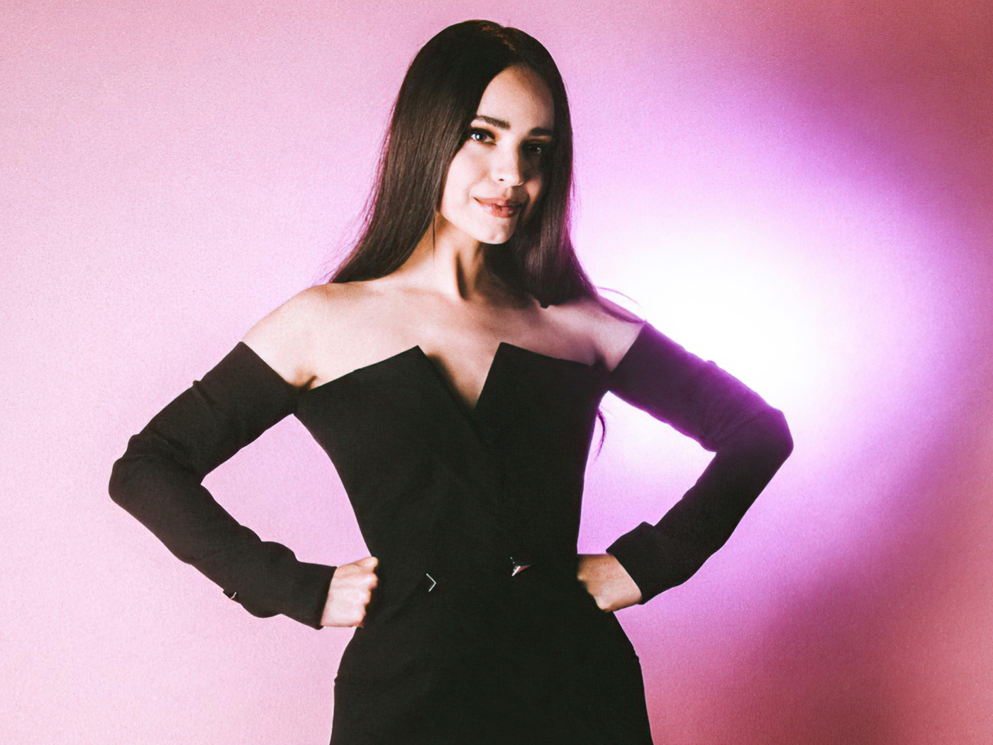 Молодая актриса София Карсон на розовом фоне