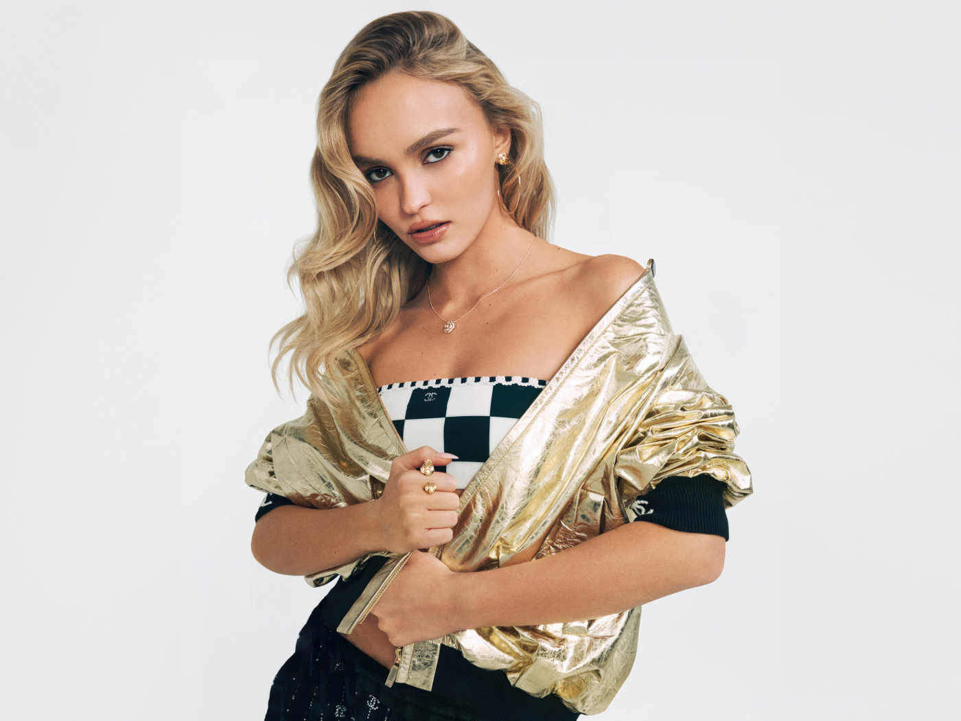 Молодая актриса и модель Лили-Роуз Депп на белом фоне