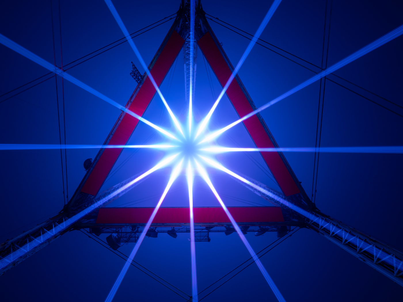 Яркий свет софитов в треугольнике