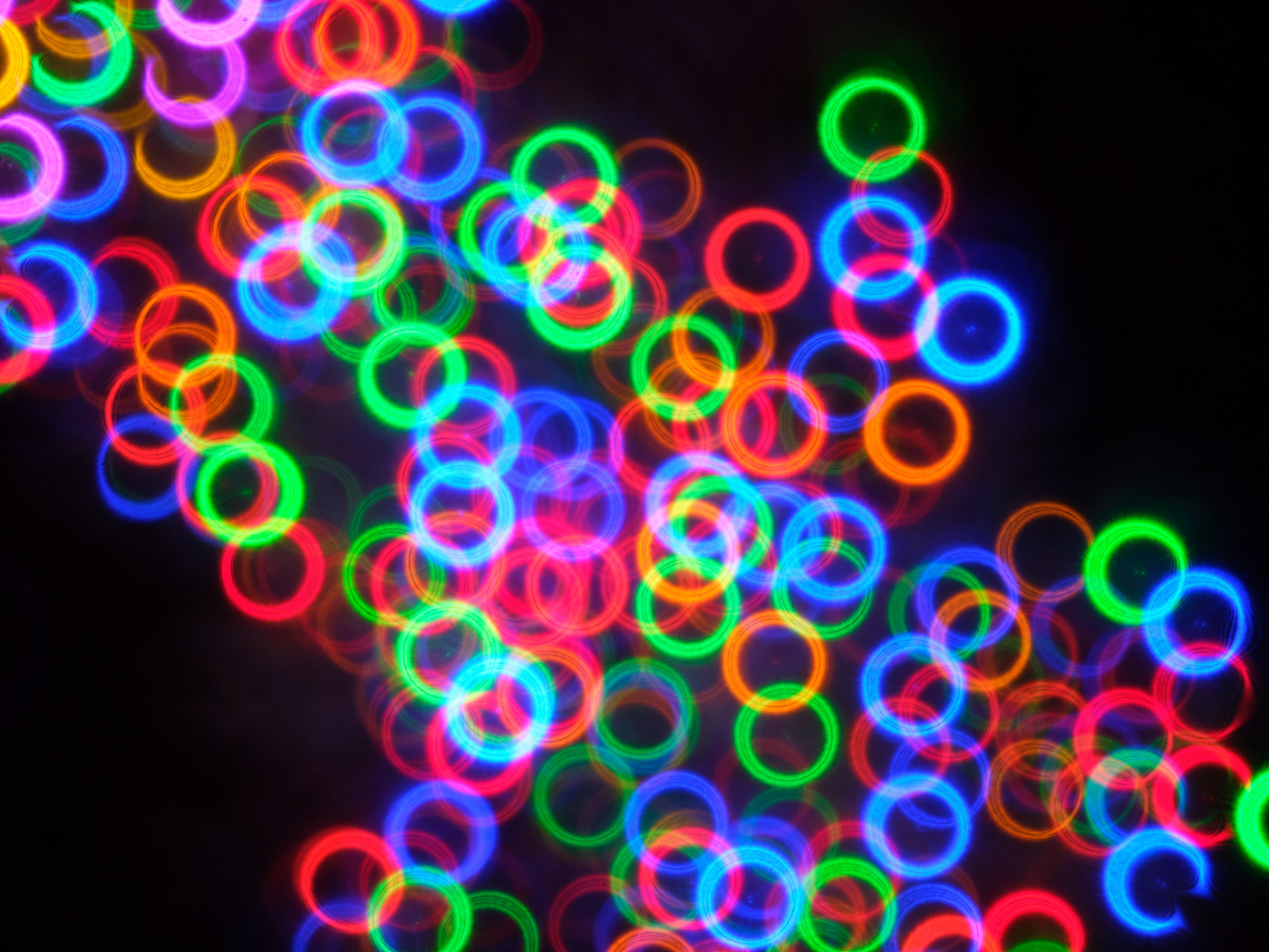Разноцветные неоновые круги на черном фоне