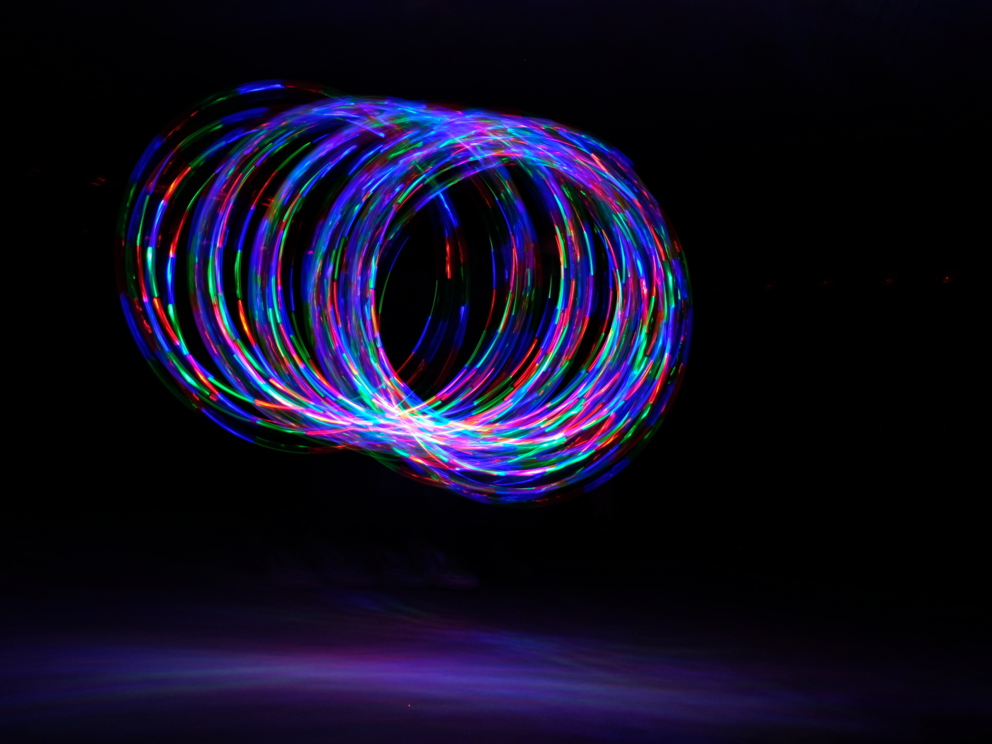 Неоновые кольца на черном фоне