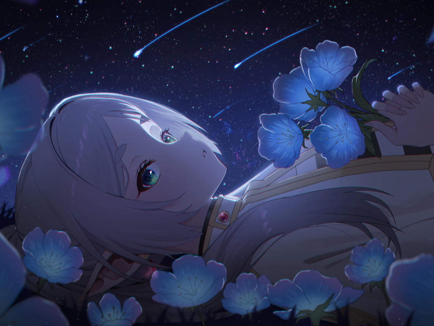 Девушка аниме лежит на земле с голубыми цветами