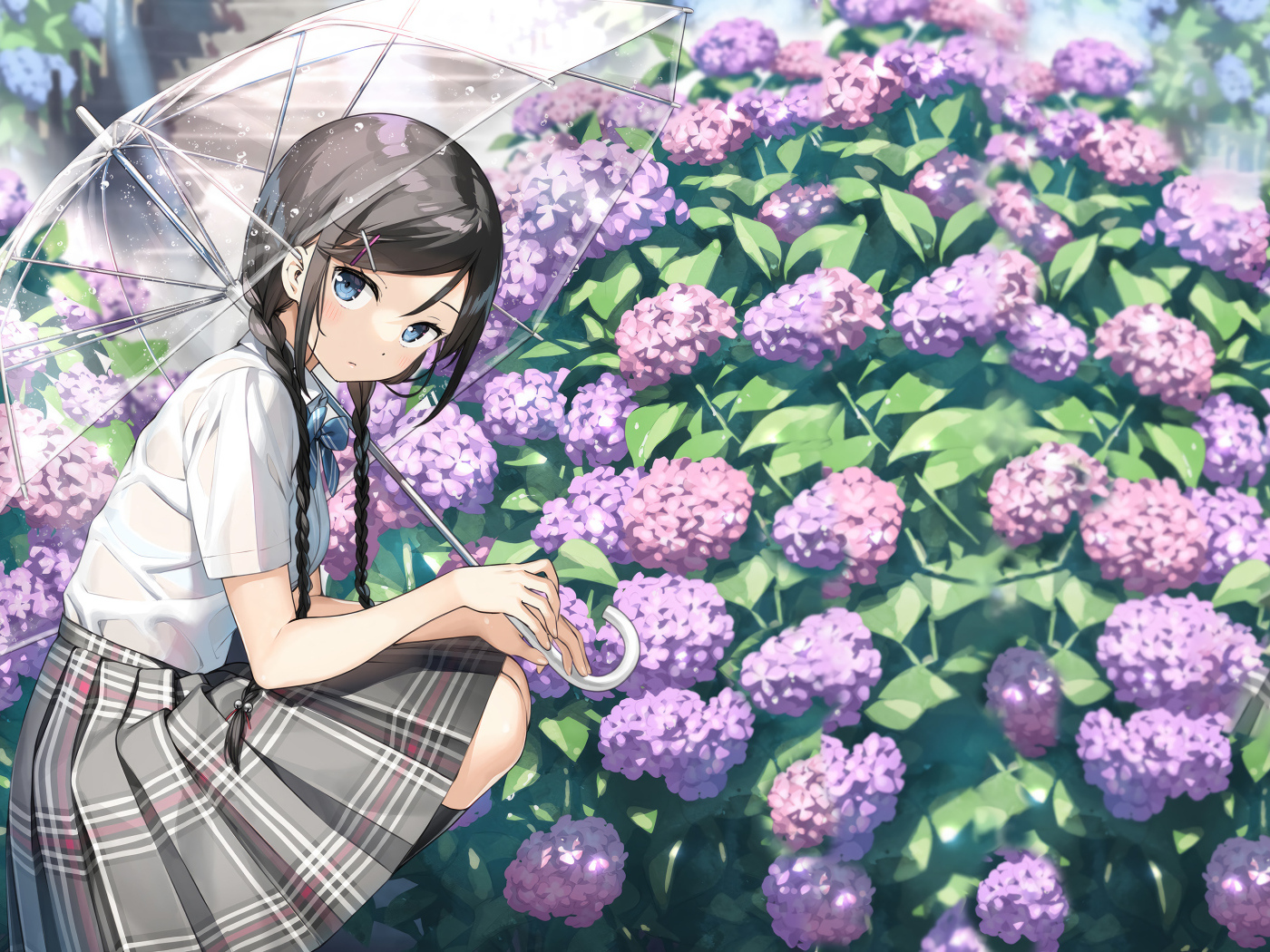 Милая девушка аниме с зонтом у кустов с цветами