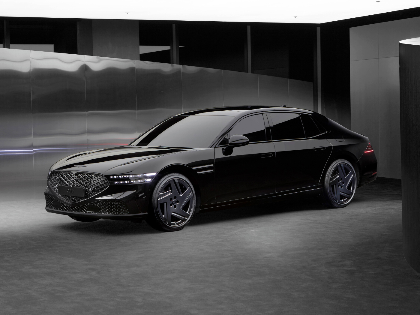 Черный дорогой автомобиль Genesis G90 Black 2024 года в гараже