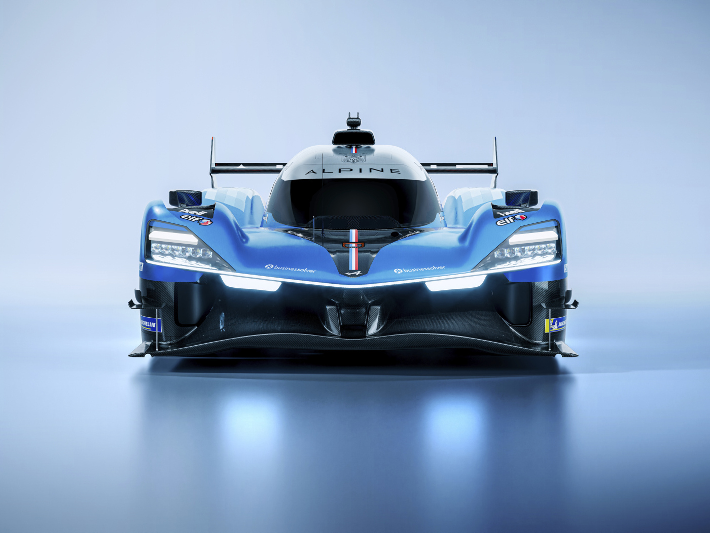 Вид спереди на гоночный автомобиль Alpine A424 2024 года