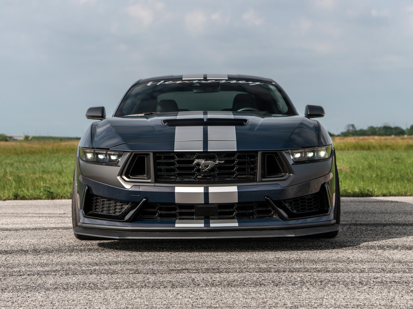 Вид спереди на быстрый автомобиль Hennessey H850 Mustang Dark Horse 2024  года