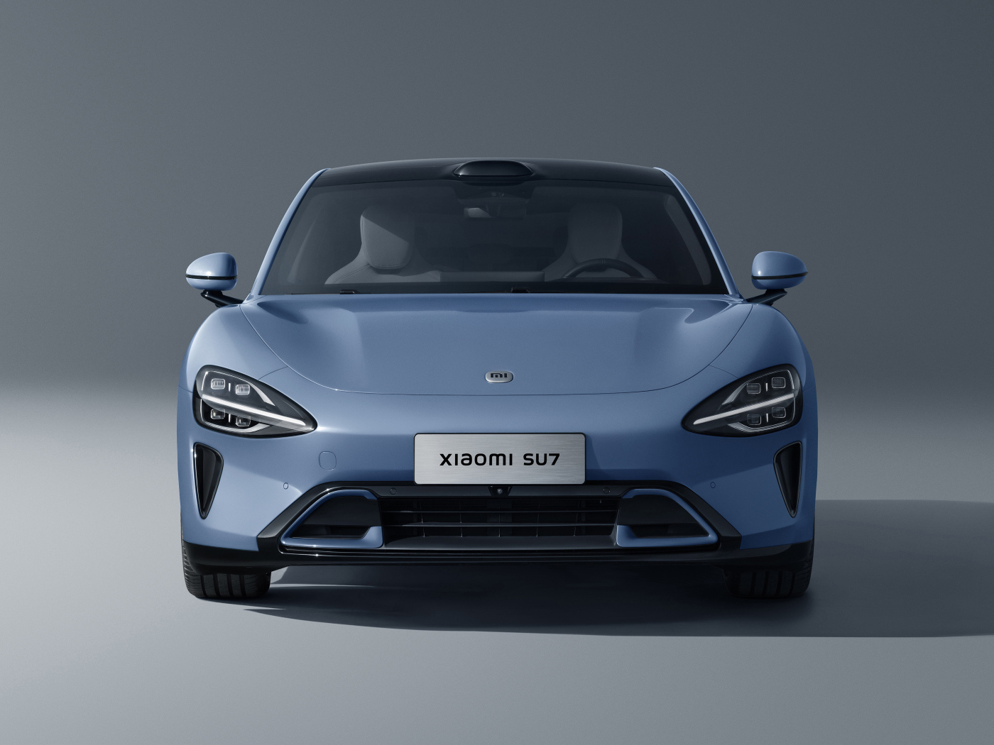 Вид спереди на автомобиль Xiaomi SU7 Max 2024  года