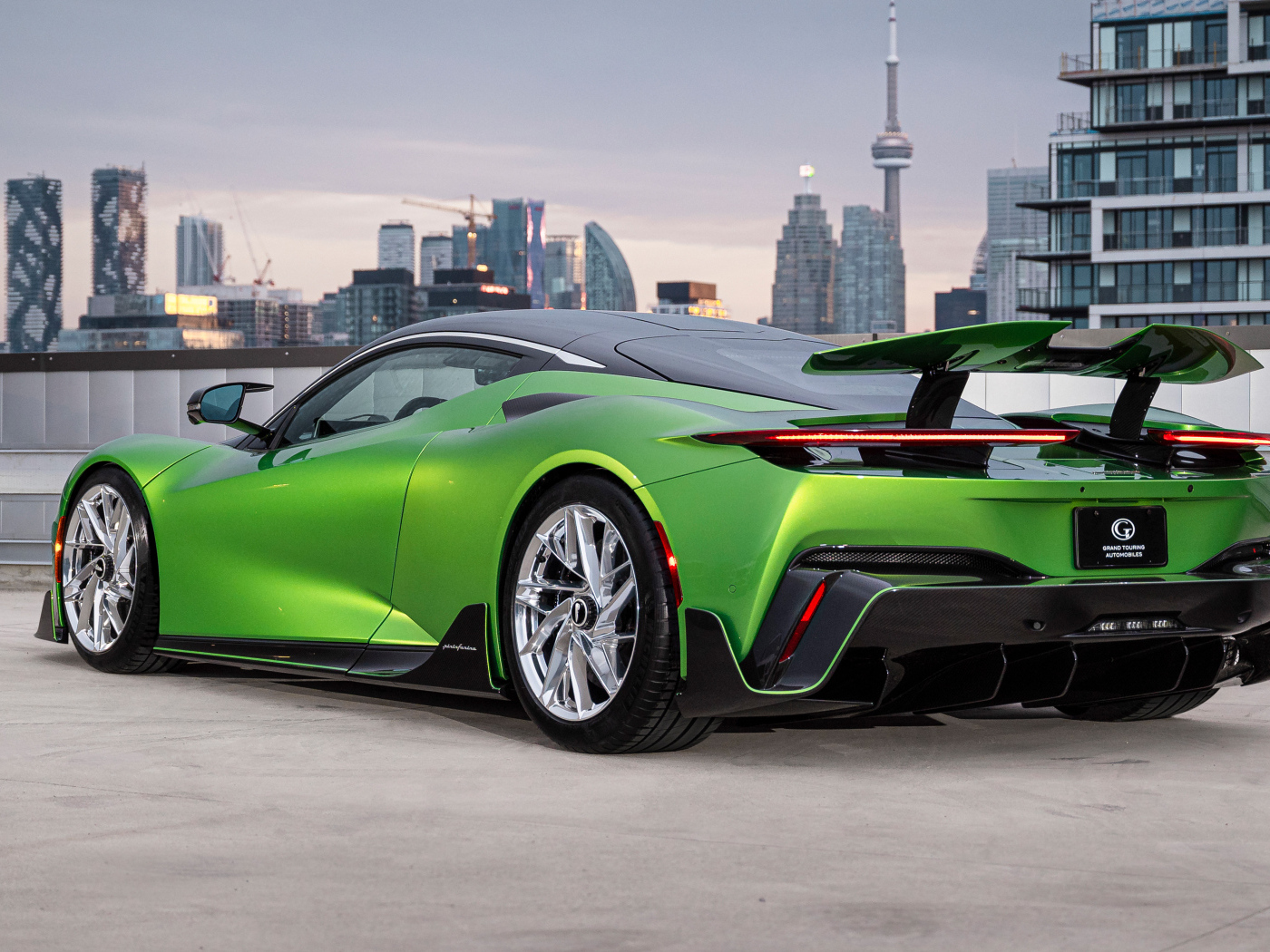 Зеленый автомобиль Pininfarina Battista Furiosa Package вид сзади