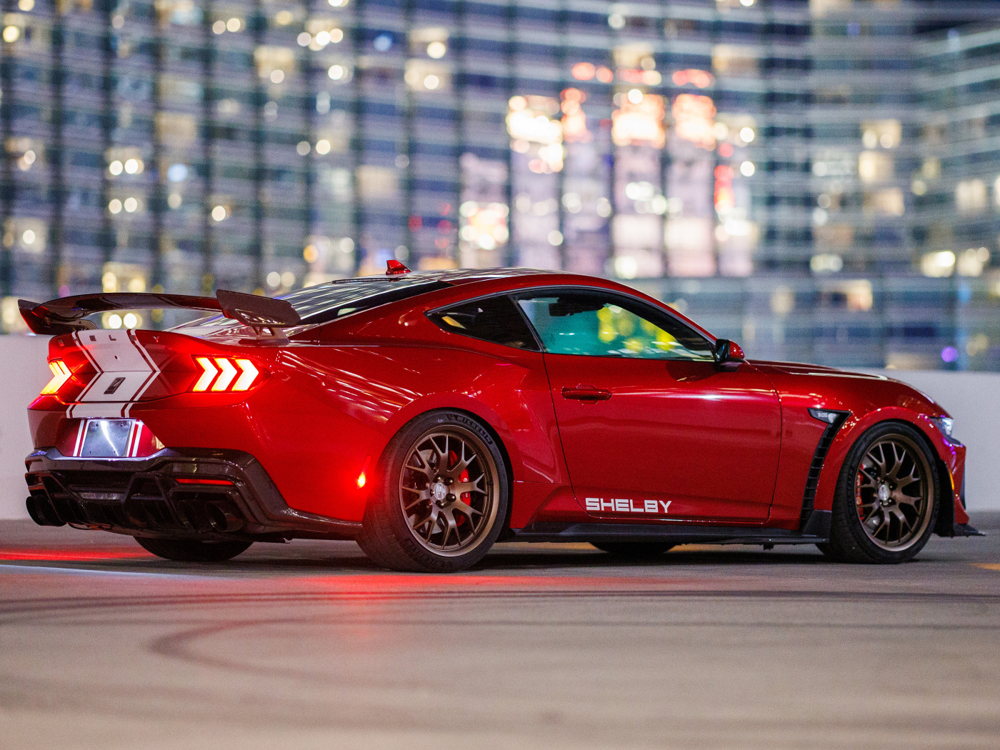 Вид сзади на красный автомобиль  Shelby Super Snake 2024 года