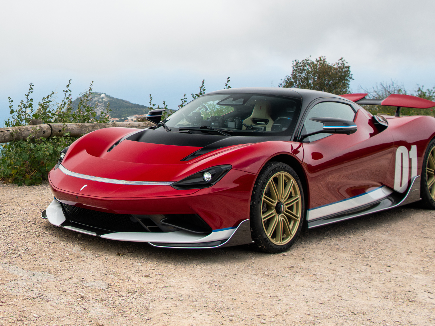 Красный автомобиль Pininfarina Battista Edizione Nino Farina