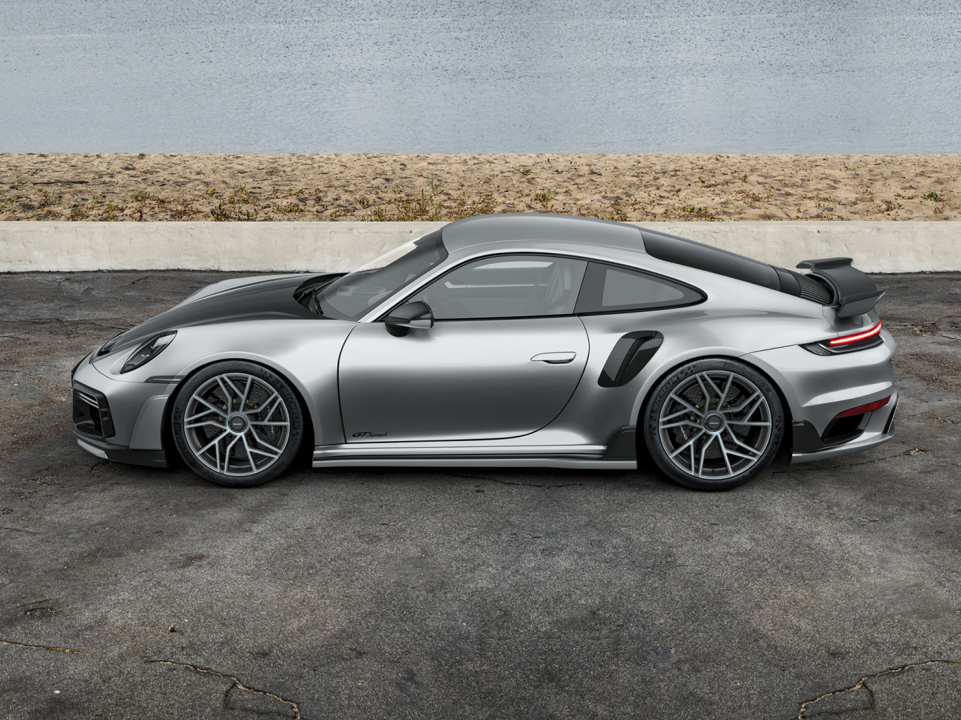 Вид сбоку на серебристый автомобиль TechArt GTsport 2024 года