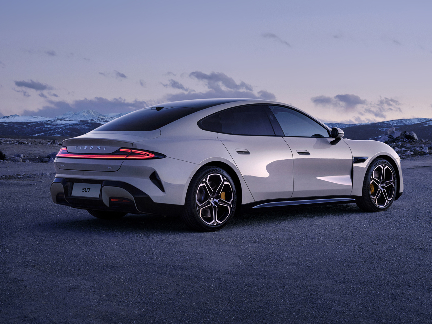 Автомобиль Xiaomi SU7 2024 года вид сзади