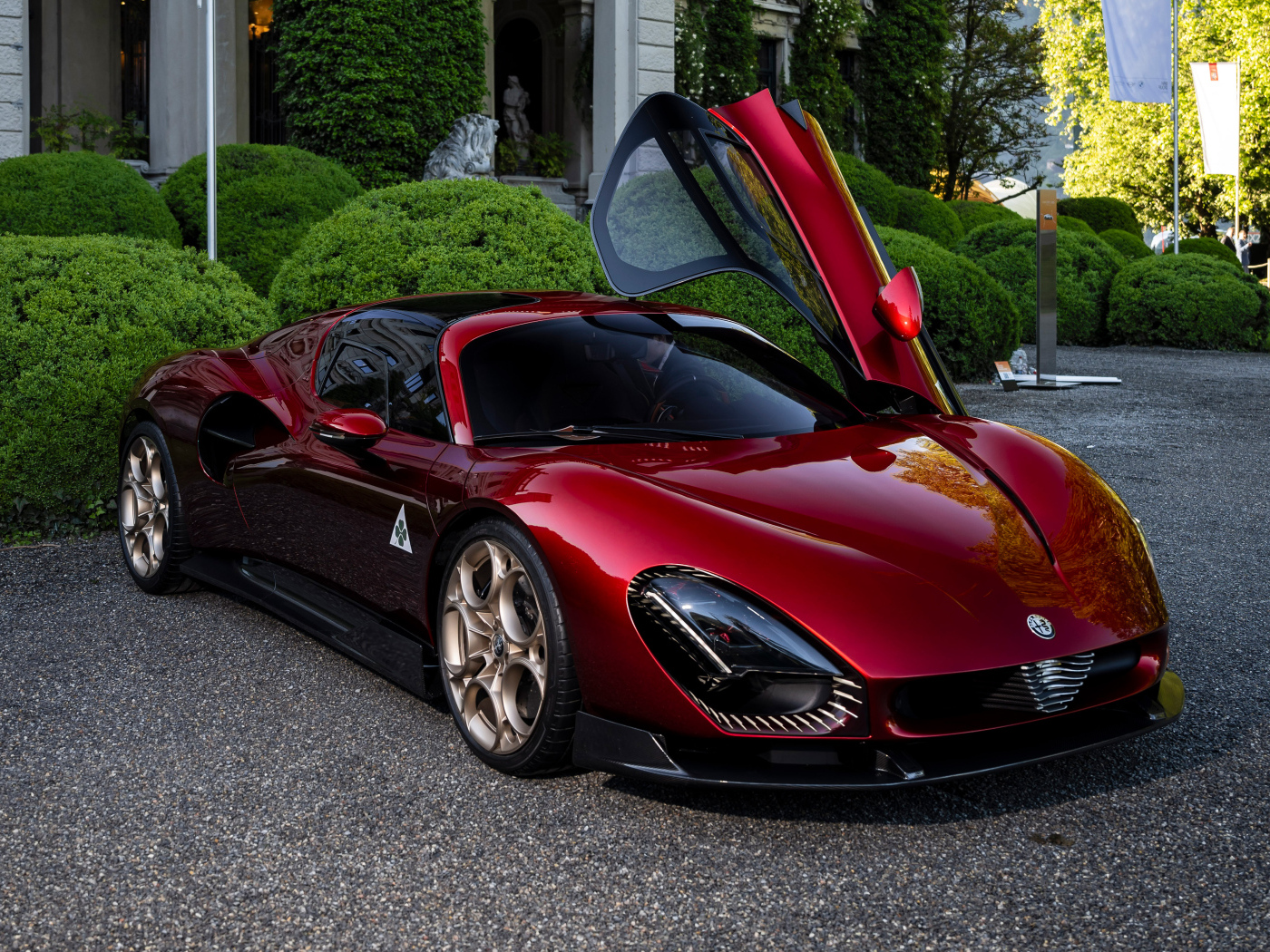 Бордовый автомобиль Alfa Romeo 33 Stradale
