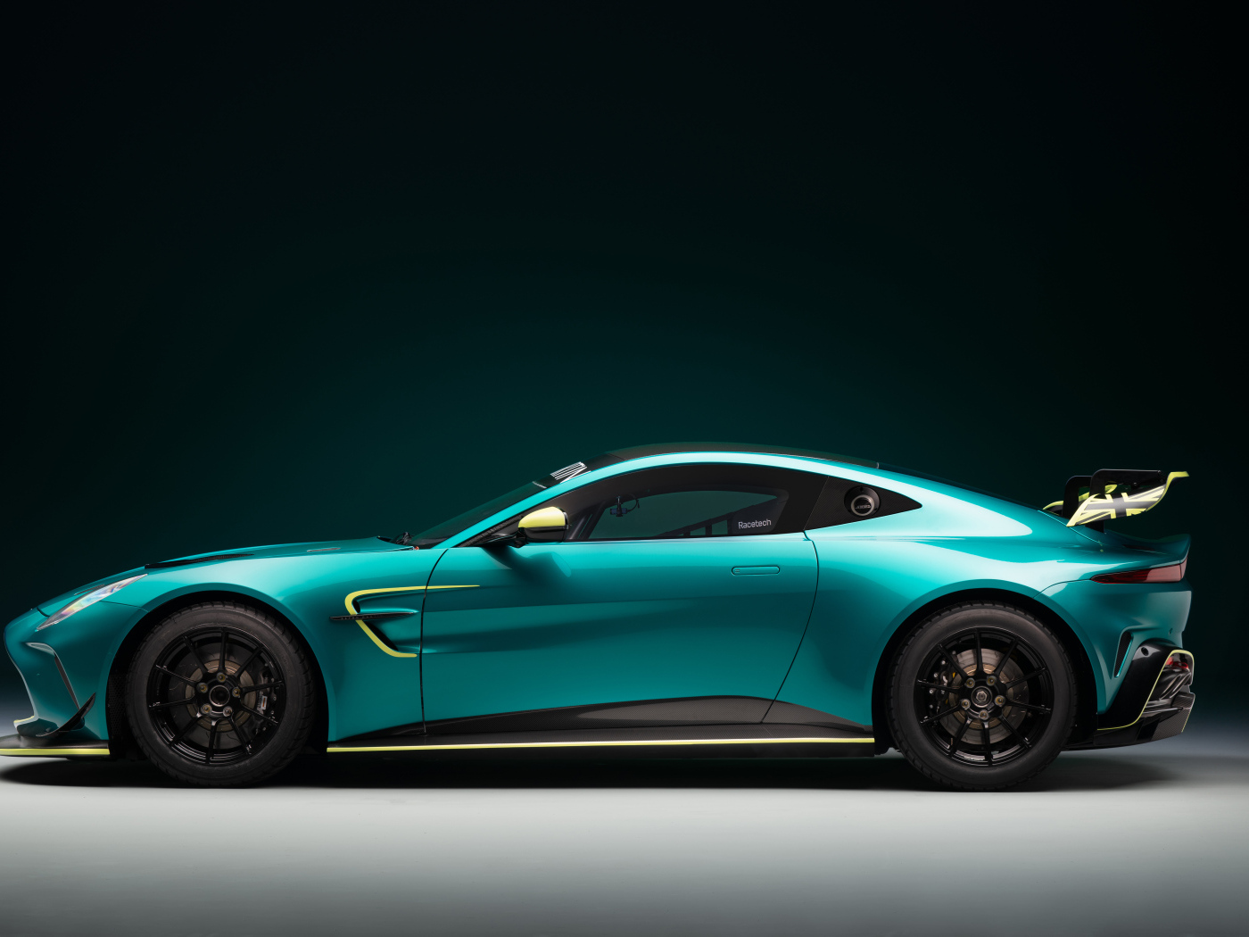Вид сбоку на автомобиль Aston Martin Vantage GT4 2024 года