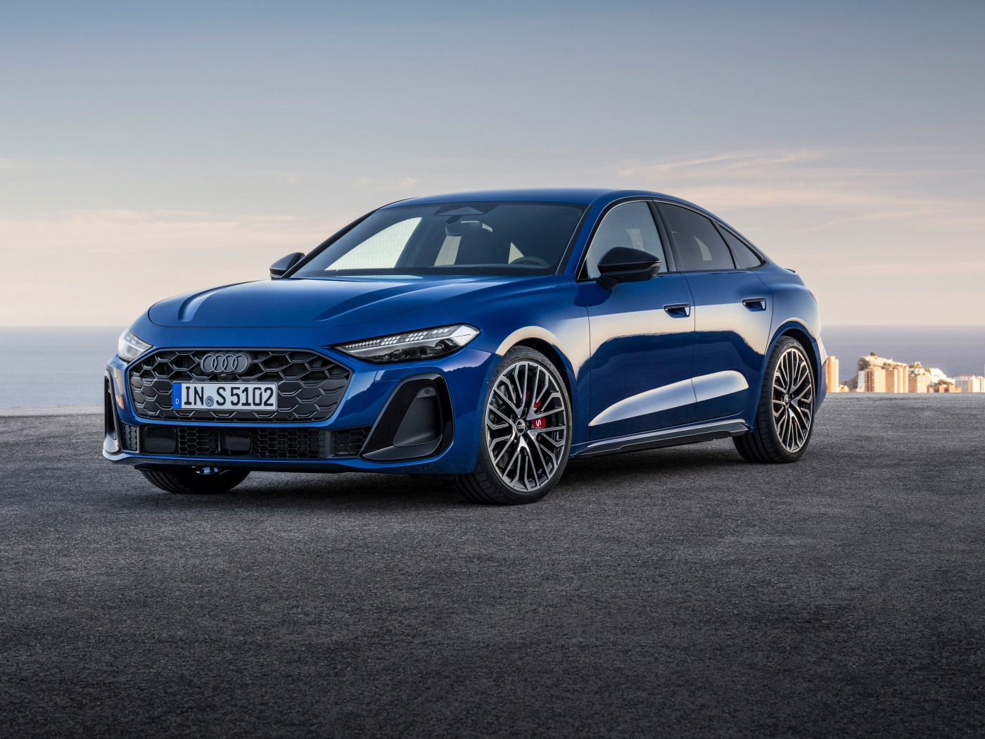 Вид сбоку на автомобиль Audi S5 TFSI quattro 2024 года