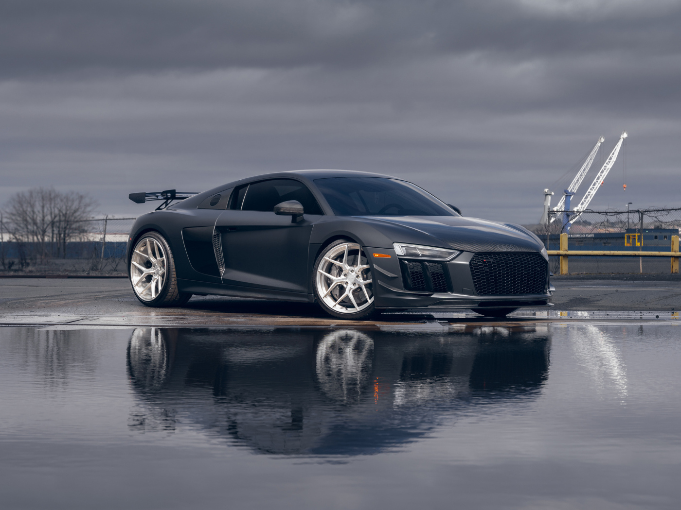 Автомобиль Audi R8 Velgen Wheels у воды