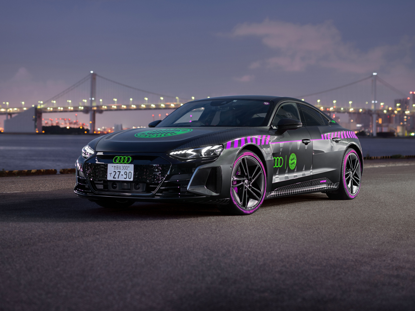 Автомобиль Audi RS E-Tron GT FC Bayern Concept вечером