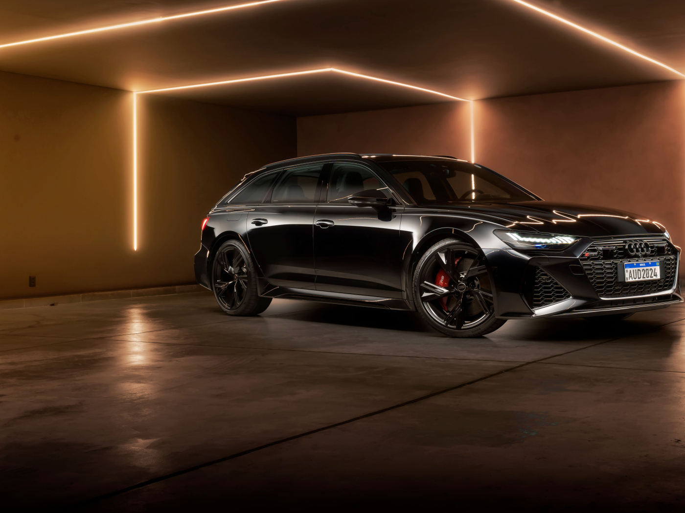 Черный автомобиль Audi RS 6 Avant Performance 2024 года