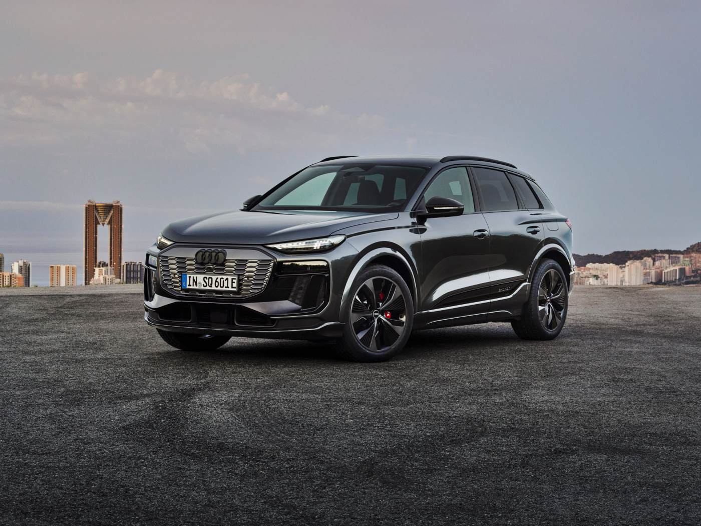 Черный автомобиль Audi SQ6 E-Tron 2024  года