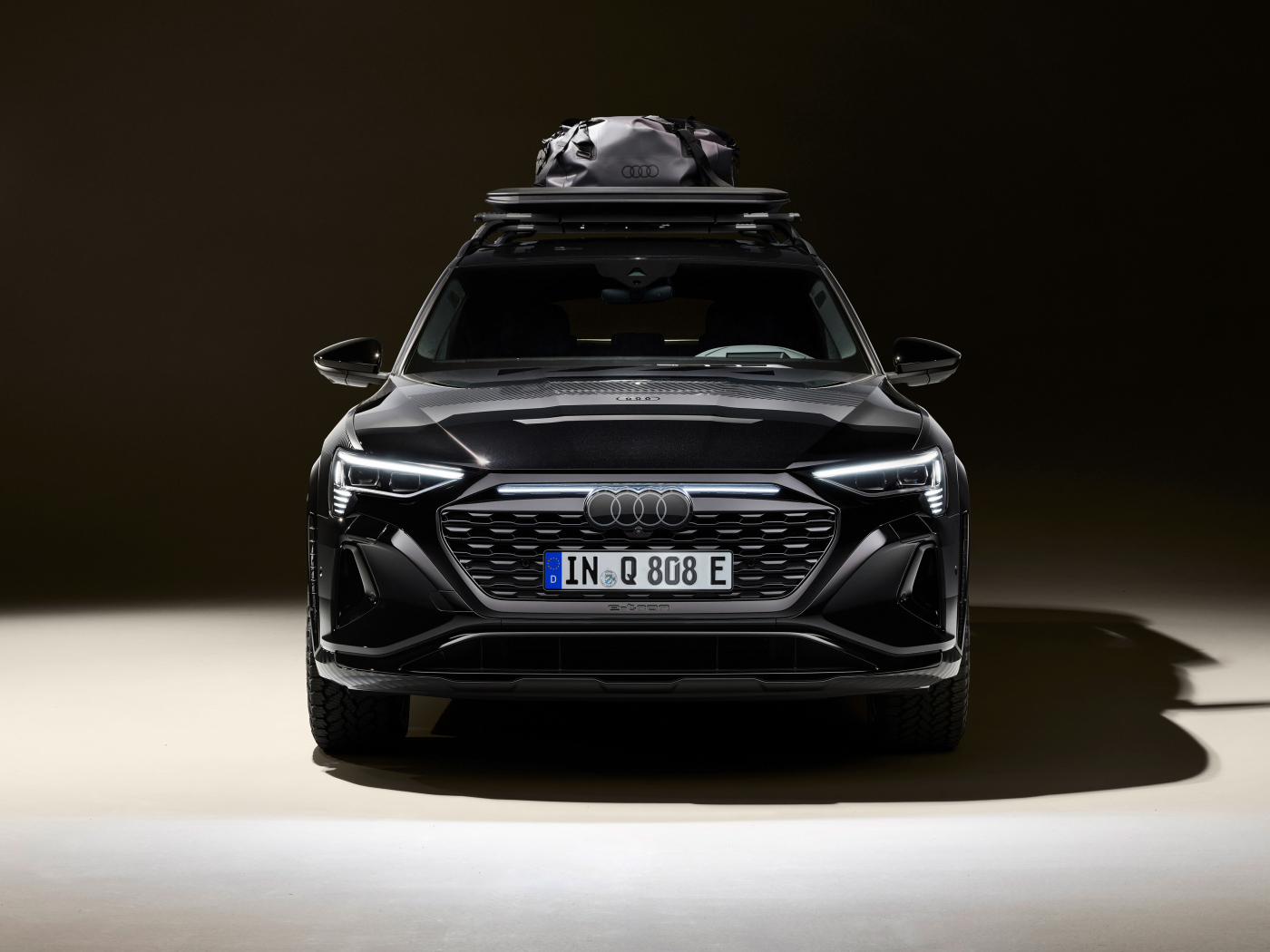 Вид спереди на автомобиль Audi Q8 E-Tron Edition Dakar 2024 года