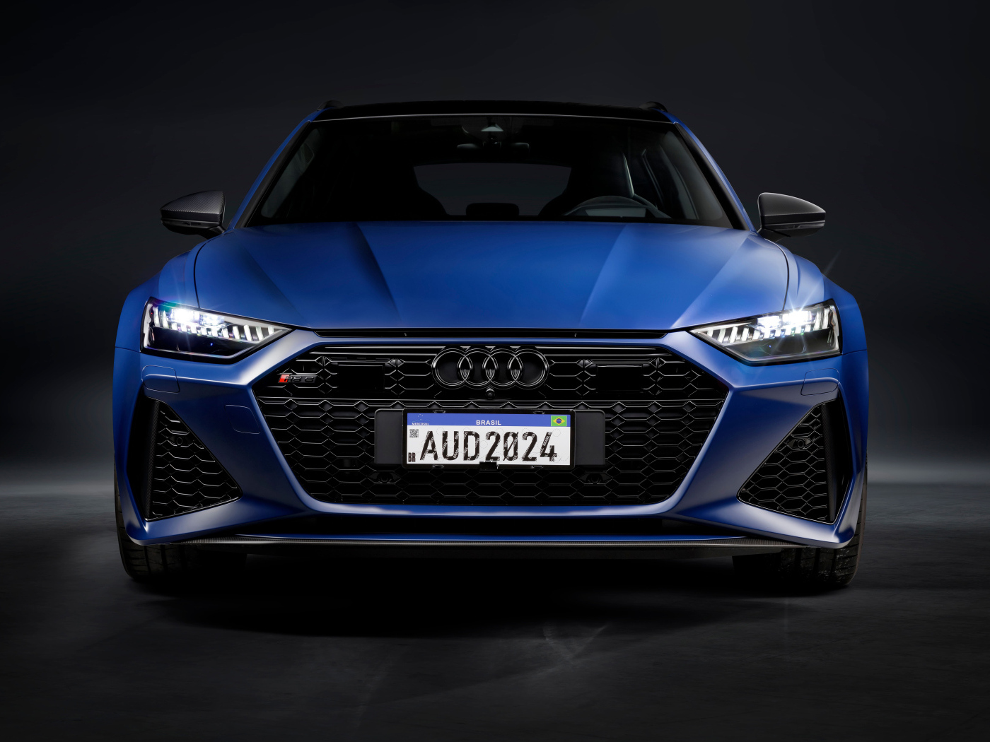 Вид спереди на синий автомобиль  Audi RS 6 Avant Legacy 2024 года