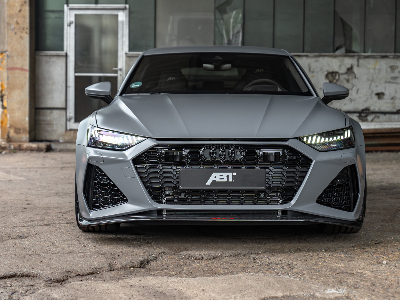 Вид спереди на серый автомобиль  ABT Audi RS7-S 2024 года