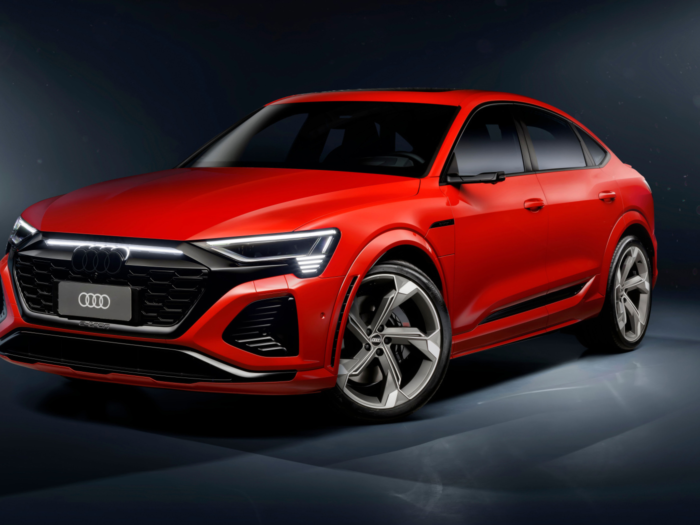 Вид спереди на красный автомобиль Audi SQ8 Sportback E-Tron Quattro 2024 года