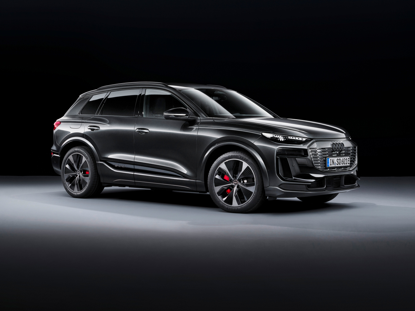 Презентация автомобиля  Audi SQ6 E-Tron 2024  года на черном фоне