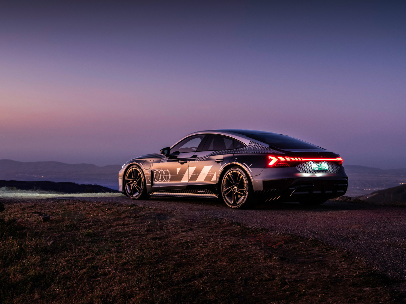 Вид сзади на автомобиль Audi RS E-Tron GT Prototype