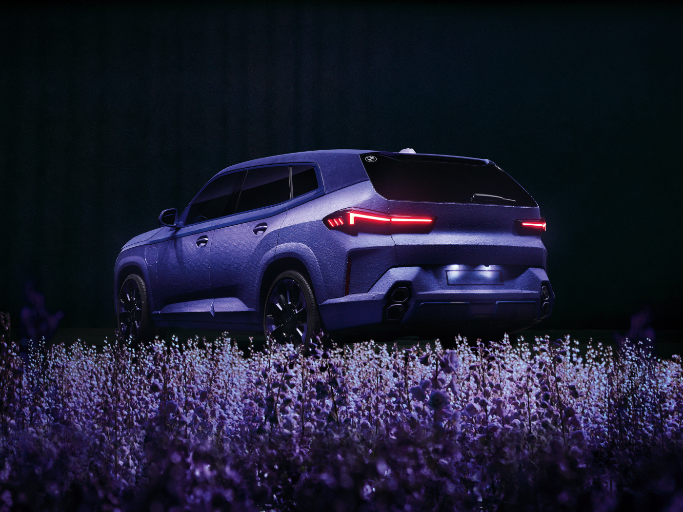 Автомобиль BMW XM Mystique Allure в цветах лаванды вид сзади