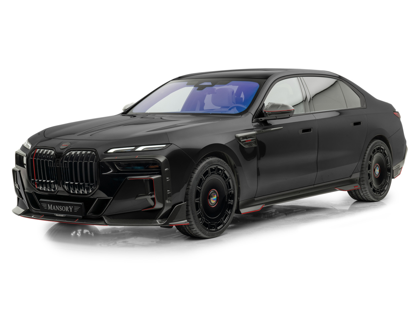 Черный Mansory BMW 7 Series на белом фоне